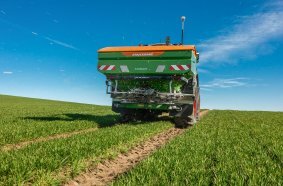 Self-adjustment of the spreader through measurement of the actual spread pattern