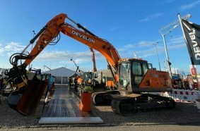 A warm welcome: The new DX260-9 crawler excavator formed the gateway to the DEVELON exhibition area at the VON DER WEHL Group stand.