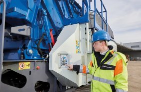 The Lock & Turn Quick Access system installed as standard in the MOBIREX MR 100 NEO makes it possible to open and close the crusher unit housing at the push of a button.