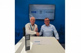 Contract conclusion: Alexander Knam, Kleemann Managing Director and Tony Convery CDE- Executive Chairman seal their joint cooperation for the German market.