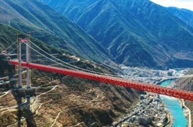 Potain MC 480 tower cranes overcome extreme canyon conditions to deliver key pylon infrastructure for the 1,060 m Luding Dadu River Bridge project.