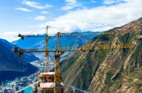 Selected for their stability, the crane trio constructed the pylons for the 1,060 m bridge to improve connectivity across the mountainous terrain.
