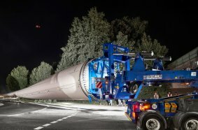 Tight roundabout, large radius: the SCHEUERLE RBTS also masters negotiating demanding inner-town and city routes at night with the highest precision.
