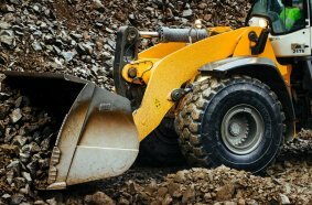 Michelin has developed the MICHELIN XTRA DEFEND E4 L4 specifically for driving on hard and muddy surfaces.
