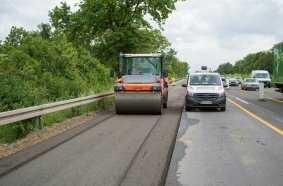 The HD+ 140i  tandem roller from Hamm assured optimal compaction of the cold mix before an HP 280i pneumatic-tyre roller took over the task of final thin cape seal surfacing.