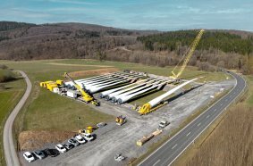 A total of 20 new ENERCON wind turbines of the type E-175 EP5 E1 are being installed at the Bad Berleburg wind farm. From the marshalling area, the rotor blades are transported to the wind farm over a distance of 45 kilometres using three SCHEUERLE BladeLifter combinations.