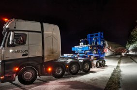 Tackling the last 800 metres in reverse gear – perfect interaction between driver and the rear steering brings the rotor blade safely to its destination.