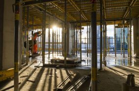 The beamless Dokadek 30 hand-set formwork allows slabs and columns to be easily repositioned by hand, thus reducing forming times.