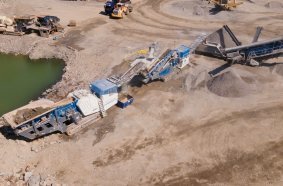 The material flow: The Kleemann jaw crusher pre-crushes the material, the cone crusher shapes it, and the screening plant classifies it into two final products and separates out the oversize grain.