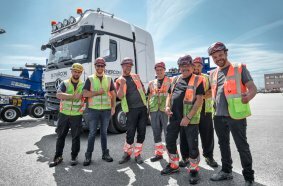 Strong team, strong technology: satisfied faces after the successful completion of the first transports with the SCHEUERLE RBTS.