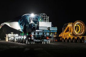 Three SCHEUERLE BladeLifter systems in operation: A total of 60 rotor blades are transported to the Bad Berleburg wind farm in multiple stages. 