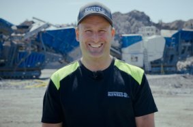 Freddie Erickson, co-owner of Kentas Last & Schakt AB, is convinced: The switch to fully electric operation of the Kleemann plant train was an economically sound decision.