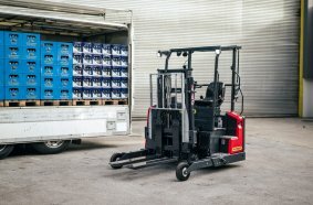 With its compact design and a load capacity of 1.5 tons the FLM 15 performs particularly well in confined work areas.