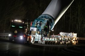 Transports take place both during the day and at night to optimally manage the complex conditions along the route.