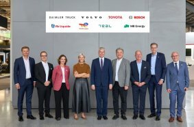 From left to right: Volker Ebeling - Senior Vice President New Energy, Supply & Infrastructure MB Energy, Nicolas Garnier – CEO TEAL Mobility, Armelle Levieux - Group Vice President Innovation & Technology Air Liquide, Karin Rådström – President & CEO Daimler Truck, Steffen Bilger - Minister of Transport, Hiroki Nakajima - Executive Vice President Toyota Motor Corporation, Martin Lundstedt – President & CEO Volvo Group, Markus Heyn - Deputy Chairman Robert Bosch GmbH & Chairman & CEO Bosch Mobility, und Antoine Tournand - Vice President Hydrogen & Gas Mobility TotalEnergies