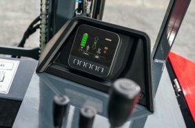 On fully electric models, the battery status is clearly visible on the display.