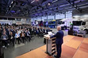 Michael Theurer, Parliamentary State Secretary to the Federal Minister for Digital and Transport, gave a welcome address on the delivery of the first vehicles