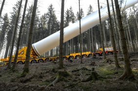 Challenging gradients included: Within the wind farm, inclines of up to 16 percent must be mastered – a particular challenge for both equipment and operators.