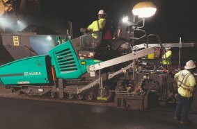 The work on the highway was carried out at night. Light balloons from Vögele ensured maximum visibility on the construction site.
