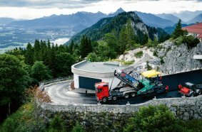 In use: The Vögele SUPER 1800-5 X paver and the HD 13 VO and HD 10 VT tandem rollers from Hamm.