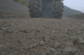 Thanks to the variable and fixed crushing stages, the pieces of stone were fragmented to the required size of 45 mm by impact crushing.