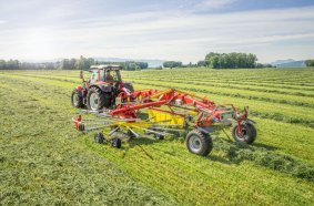 The new TOP 882 C centre-swath rake demonstrates its full capabilities with job-specific working widths