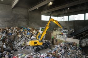 The LH 26 M Industry E at Bauma 2022: The wired electric material handler is equipped with a battery-operated Mobility Kit for temporary operation independent of the mains.