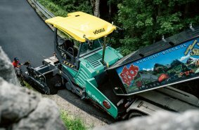 The Vögele road paver and the Hamm rollers had to be steered with absolute precision through the narrow serpentine to achieve the best possible result.