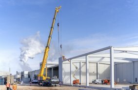 The 12-tonne wall elements were installed at a maximum distance of 16 metres. 29.5 tonnes of ballast were sufficient for this.