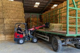 Schäffer’s new electric telescopic wheel loader 16e T: The telescopic arm extends forward and upward reach – emission-free and compact.