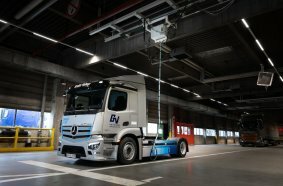 Refuelling directly at the unloading zone with an eActros from Große Vehne. A special technical feature is the fast-charging point with movable ceiling unit