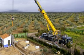 The new LTM 1110-5.2 was also tasked with positioning precast concrete elements in the middle of an expansive olive tree plantation.