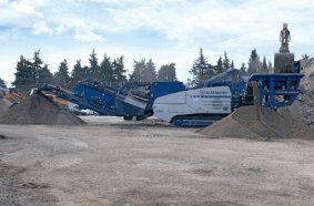 MOBIREX MR 110i EVO2 from Kleemann, configured with double-deck post screening unit and wind sifter in concrete recycling in Monteux.