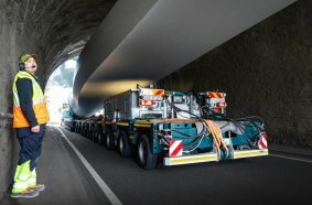 Precision down to the millimetre: Passing under bridges and through narrow sections requires exact coordination between all team members.
