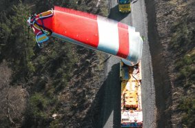 86-metre rotor blades through serpentines, narrow village roads and changing elevations: Three SCHEUERLE BladeLifter in operation for wind farm project in Germany