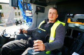 Valerij Ren has been operating Liebherr crawler cranes for five years and praises the large crane´s extremely responsive controls.