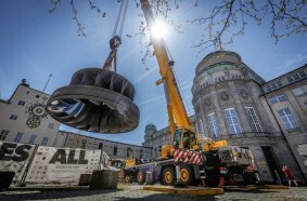 Carefully, the crane driver lifts the large exhibit from its original exhibition site to place it on a heavy transporter.