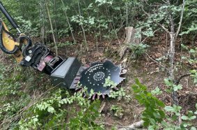 As well as cutting and sawing, the CutWheel can be used for other tasks: when maintaining ditches, for example, it is not only possible to cut away grass and bushes along the embankment, but you can also remove them directly from the ditch in a single operation.