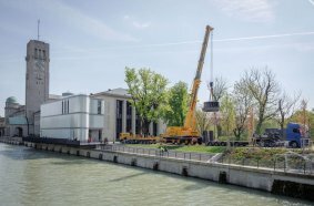 Sloping riverside promenade: Thanks to VarioBallast ® , the LTM 1250-5.1 is stable even when space is limited.