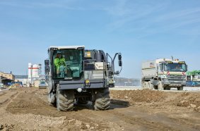 The Rock Crusher WRC 240i processed the ground material to a depth of 50 cm with its heavy-duty crushing and mixing rotor.