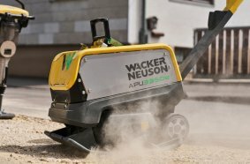 Wacker Neuson presents at Bauma the new reversible battery-powered vibratory plate APU33e.