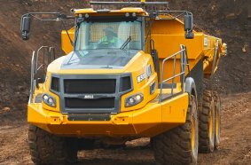 Thanks to the 875/65 R29 EM tires, the loaded Bell B50E weighing over 80 tons is gentle on the ground.