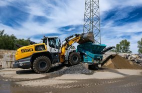 An L 550 XPower loads material into a sorting system.