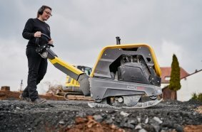 New at Bauma 2025: the diesel-powered reversible DPU52 center plate.