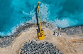 The 395 LRE excels in ultimate long-distance dredging, ditch cleaning, settling pond clean-out, waterway and canal maintenance, and vegetation control.