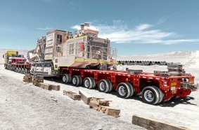 Heavy transport project in Chile: OXA transports a TESMEC trencher machine for energy and infrastructure applications on modular SCHEUERLE K25 modules.