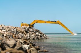 The long undercarriage and 21.6 mt (47.600 lb) counterweight of the 395 LRE provide a stable platform for long-reach digging.
