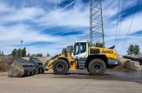 The Solidlink quick-change system allows the attachment to be changed from the cab at the push of a button.