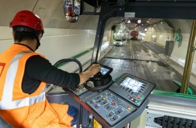 The steering wheel on the paver operator’s console is smaller than before, making it even easier to access and use the buttons. 