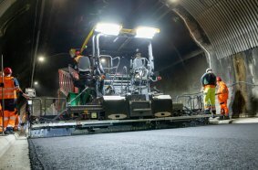 The new-generation AB 500 TV extending screed develops less noise than its predecessors and minimises set-up times. 